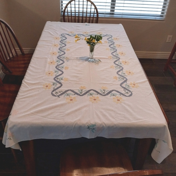 Vintage Hand Embroidered Floral Tablecloth 65" x 55" - Picture 3 of 11